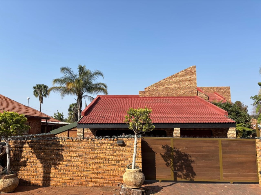 5 Bedroom Property for Sale in Safari Gardens North West